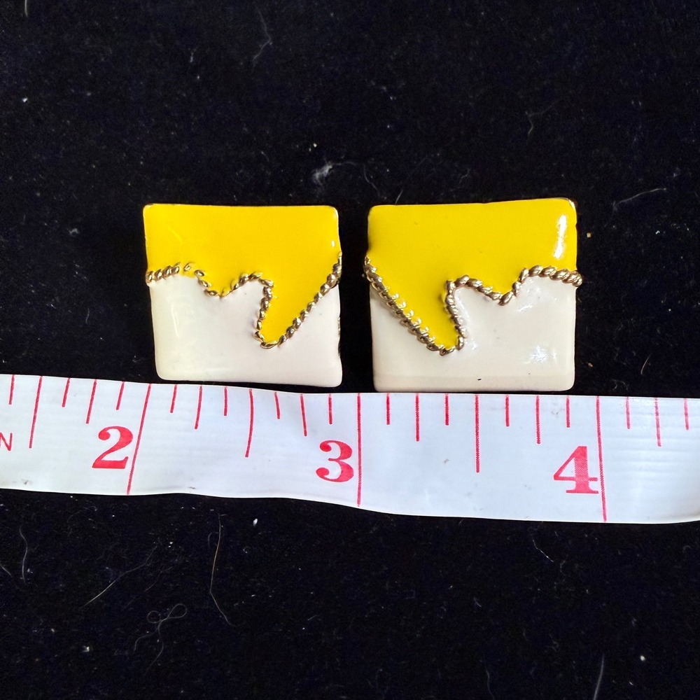 Vintage Yellow‎ Cream Enamel Square Stud Earrings Gold Tone Braided Rope Border
